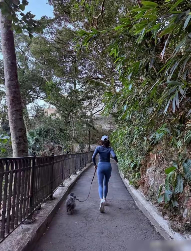 54歲像34歲！昔日第一美人「山上慢跑被拍」　一轉身「蜜桃臀辣翻」：內外兼具的女神❤️