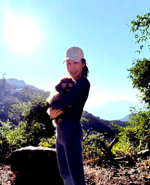 54歲像34歲！昔日第一美人「山上慢跑被拍」　一轉身「蜜桃臀辣翻」：內外兼具的女神❤️