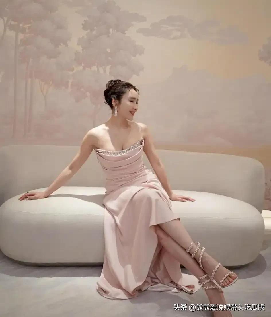 54歲像34歲！昔日第一美人「山上慢跑被拍」　一轉身「蜜桃臀辣翻」：內外兼具的女神❤️