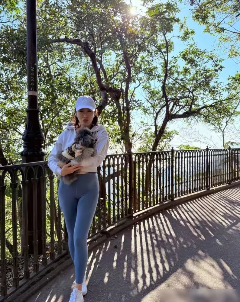 54歲像34歲！昔日第一美人「山上慢跑被拍」　一轉身「蜜桃臀辣翻」：內外兼具的女神❤️