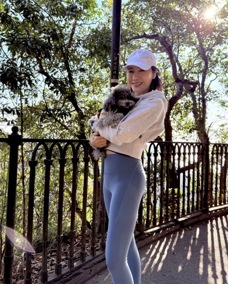 54歲像34歲！昔日第一美人「山上慢跑被拍」　一轉身「蜜桃臀辣翻」：內外兼具的女神❤️