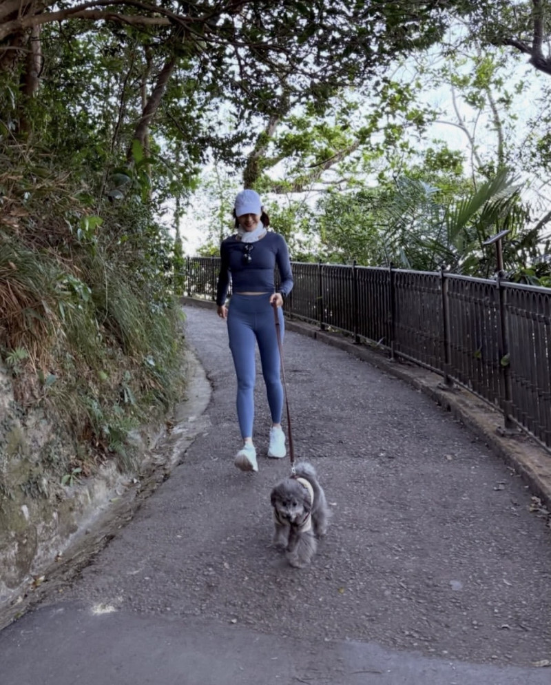 54歲像34歲！昔日第一美人「山上慢跑被拍」　一轉身「蜜桃臀辣翻」：內外兼具的女神❤️