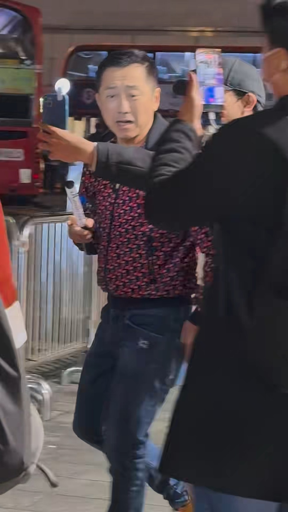 好好先生罕見發怒！哈林「街頭暴怒開罵」　衝突畫面曝光「網卻都挺他」