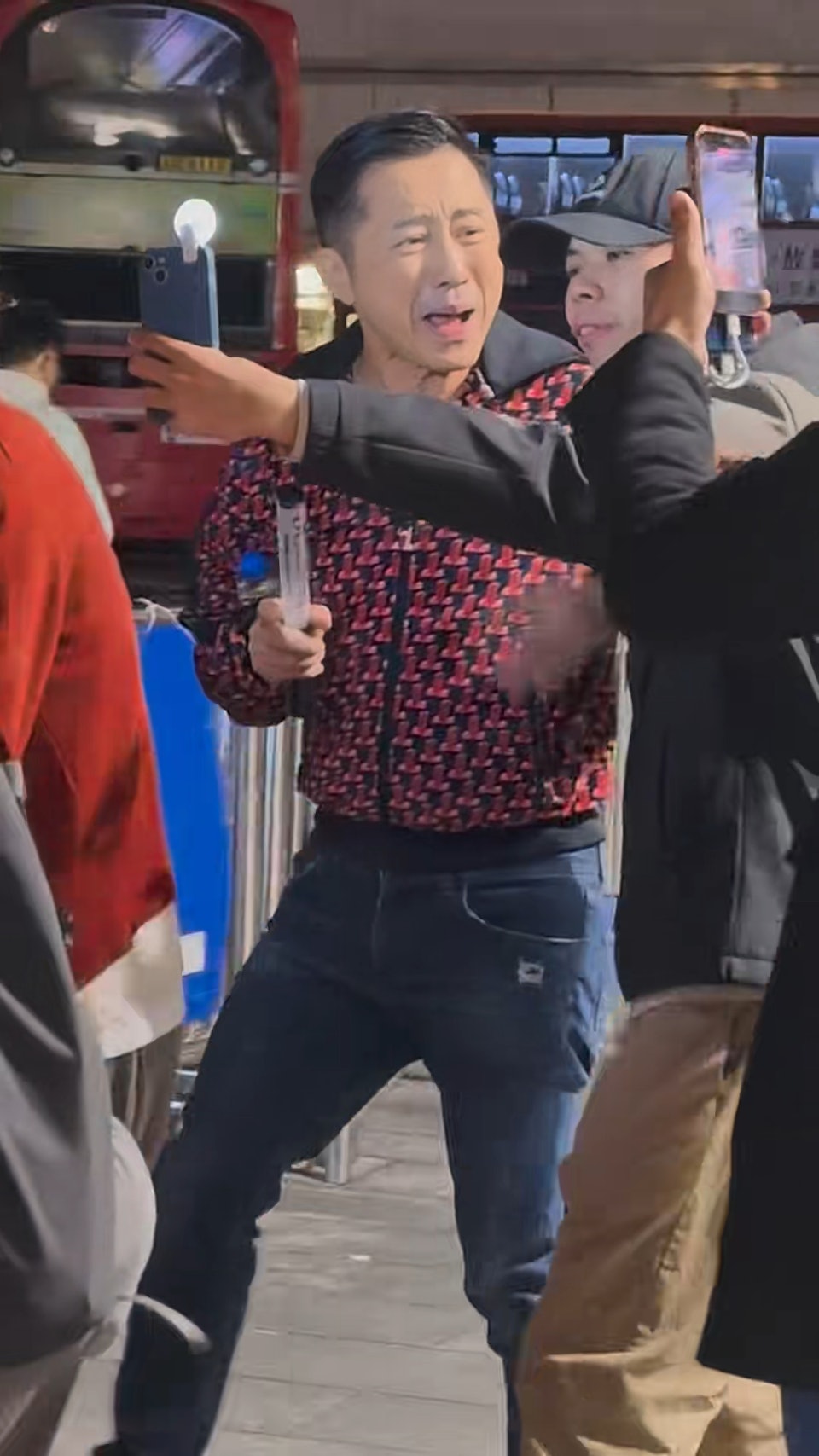 好好先生罕見發怒！哈林「街頭暴怒開罵」　衝突畫面曝光「網卻都挺他」