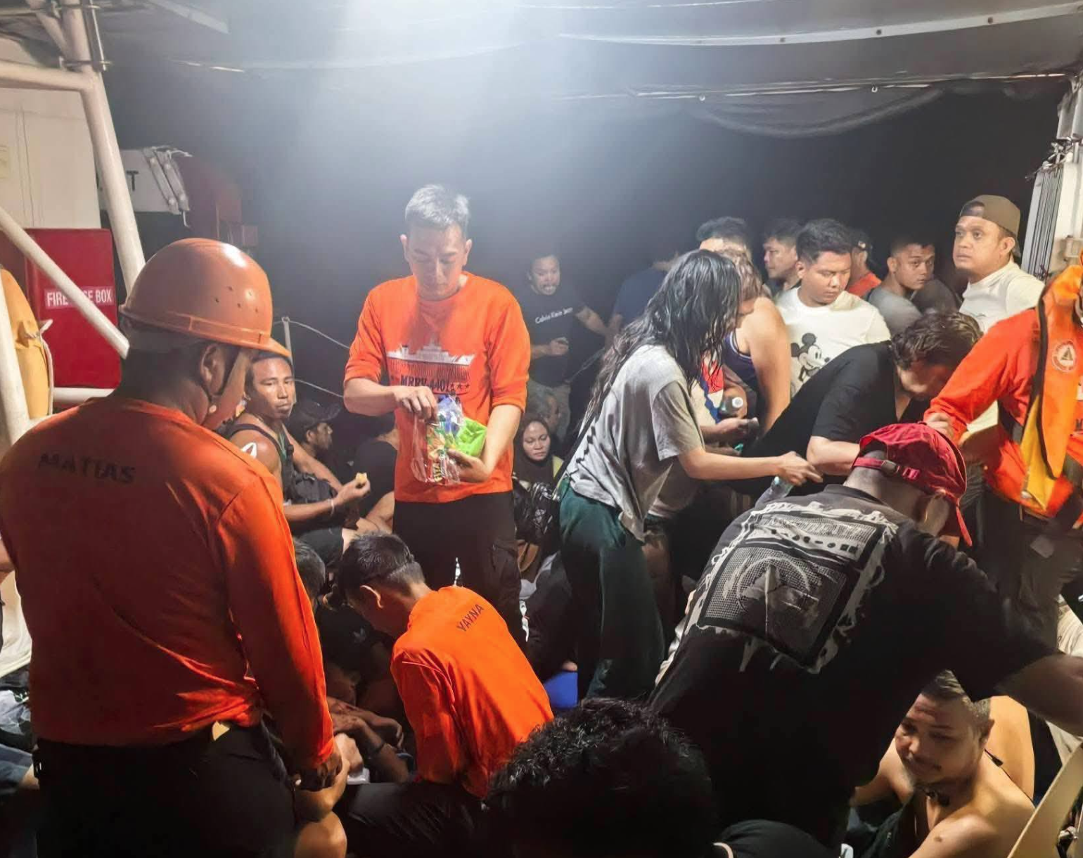 快訊／大型渡輪「滿載350人」驚傳沉沒！「遺體漂浮海上」傷亡人數曝光...