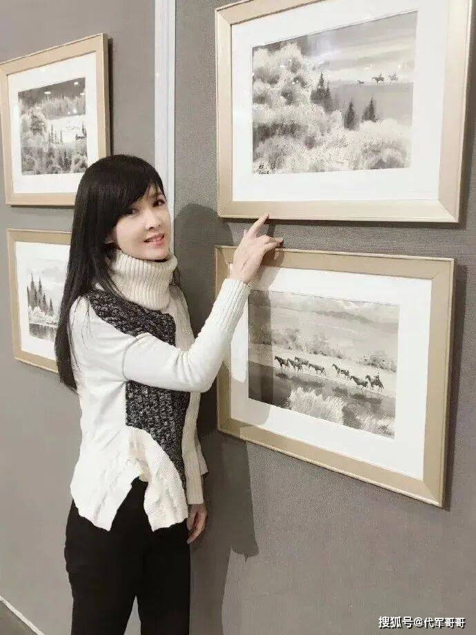 結婚17年依舊不生！58歲玉女巨星「凍齡現身被目擊」　淡出演藝圈多年「曝驚人新身分」   