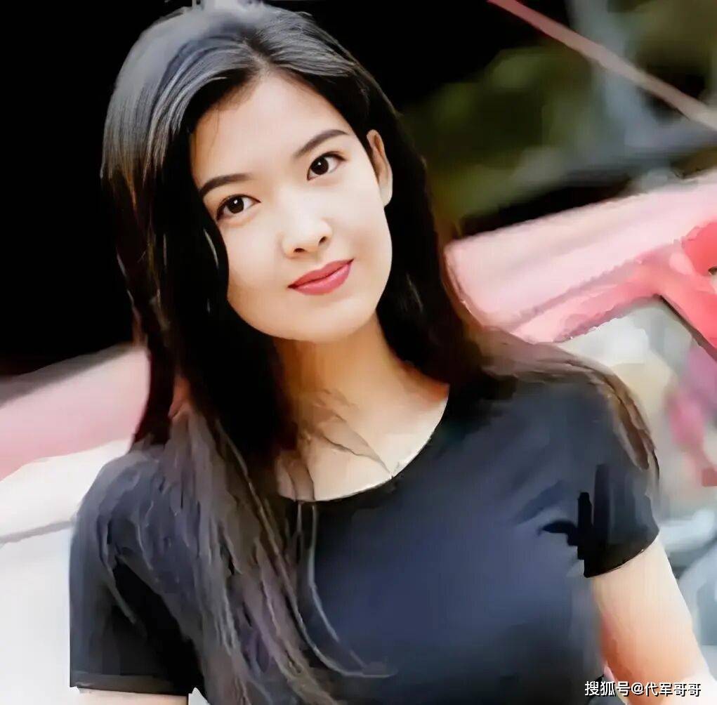 結婚17年依舊不生！58歲玉女巨星「凍齡現身被目擊」　淡出演藝圈多年「曝驚人新身分」   