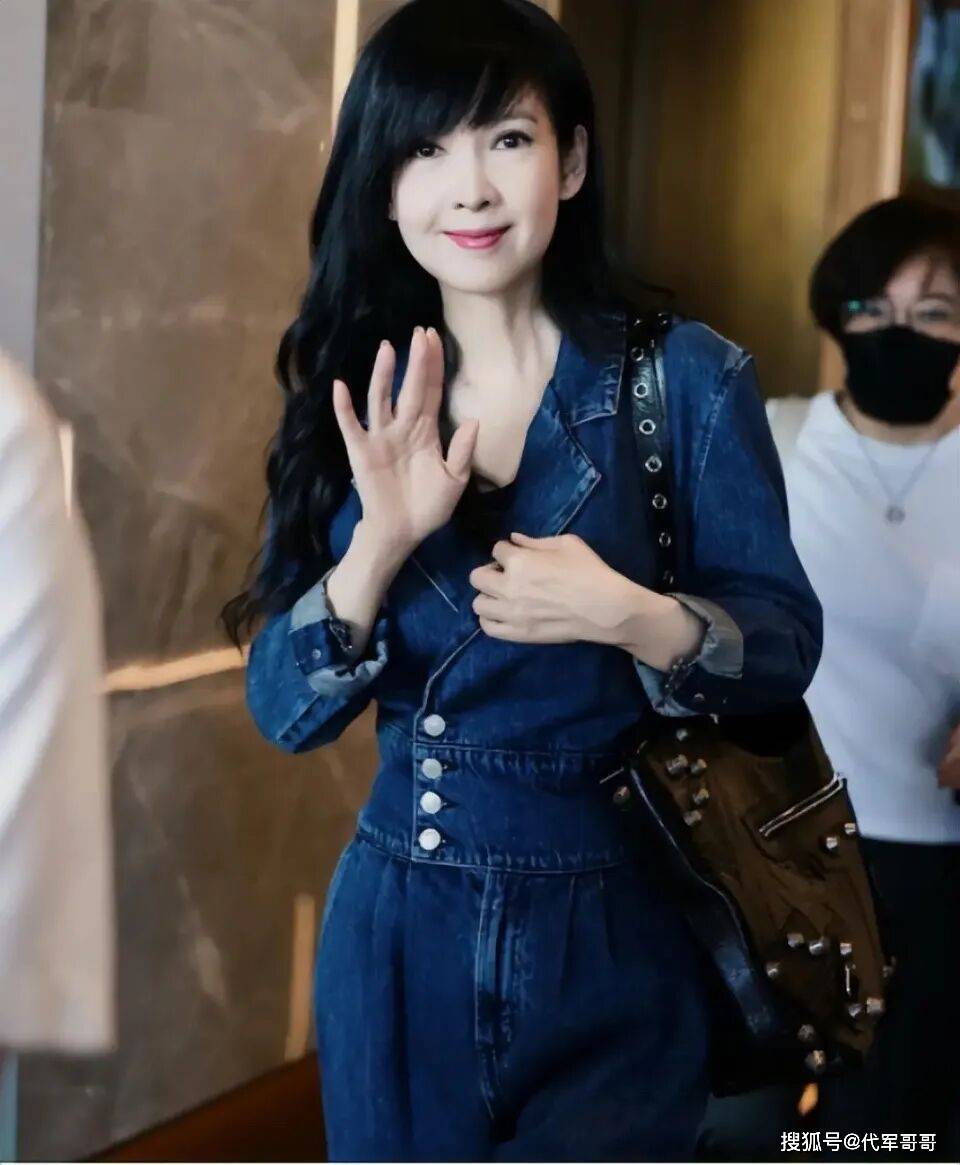 結婚17年依舊不生！58歲玉女巨星「凍齡現身被目擊」　淡出演藝圈多年「曝驚人新身分」   