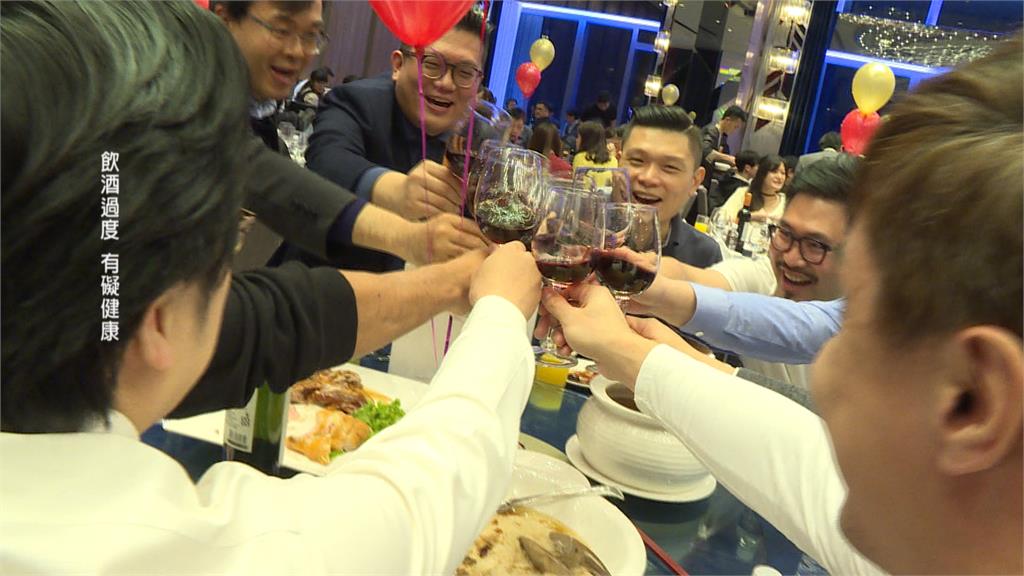 尾牙太嗨！男子「一夜來8次」超痛苦　醫一照X光搖頭了