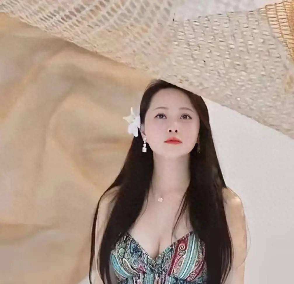 看不出快60！女星大方曬「在家都穿性感睡衣」　57歲依然「保有少女情調」網全暈：性感智慧兼具❤️