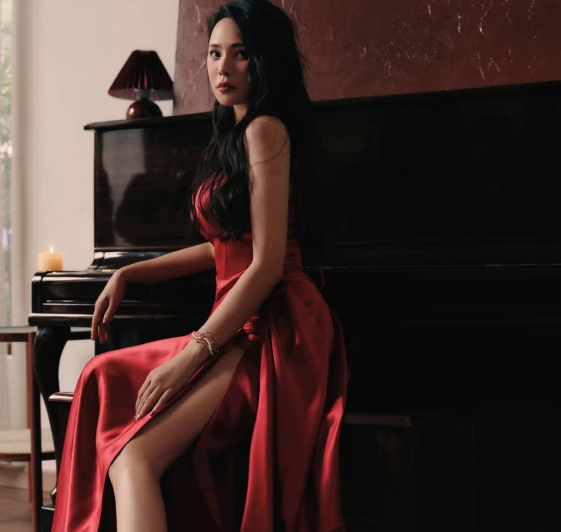 看不出快60！女星大方曬「在家都穿性感睡衣」　57歲依然「保有少女情調」網全暈：性感智慧兼具❤️