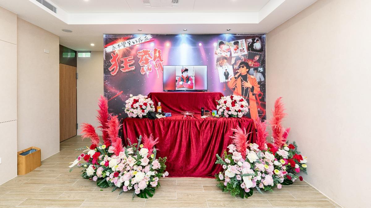 完成最後遺願!曹西平告別式「舉辦追思演唱會」 現場紀念品「一打開惹哭粉絲」:四哥一路走好...