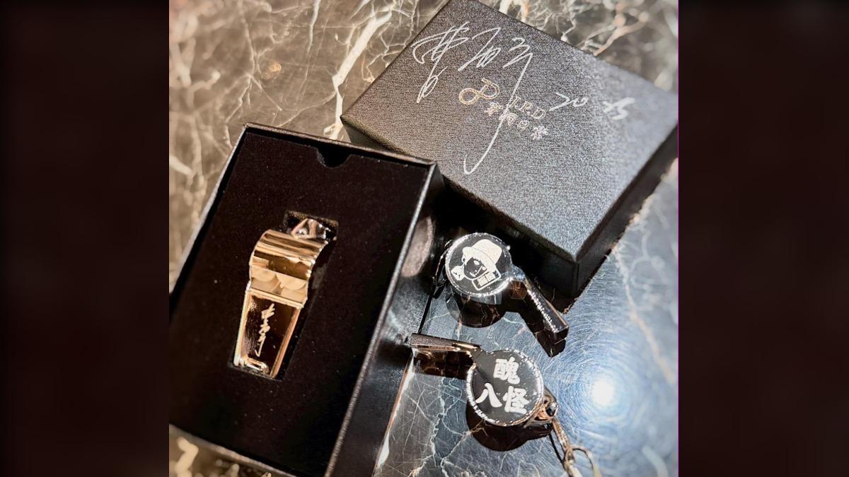 完成最後遺願!曹西平告別式「舉辦追思演唱會」 現場紀念品「一打開惹哭粉絲」:四哥一路走好...