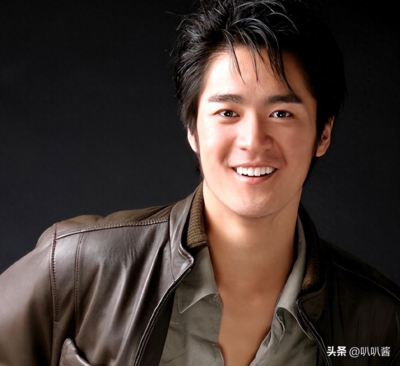 被譽為明日之星!當紅男星「頂樓踱步3小時」墜樓亡 「只留17字遺言」卻救活無數人...