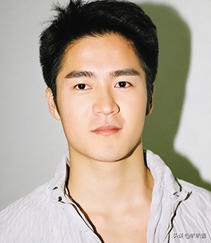 被譽為明日之星!當紅男星「頂樓踱步3小時」墜樓亡 「只留17字遺言」卻救活無數人...