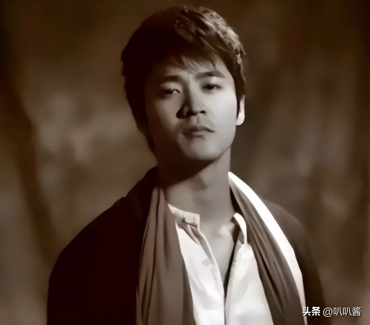 被譽為明日之星!當紅男星「頂樓踱步3小時」墜樓亡 「只留17字遺言」卻救活無數人...