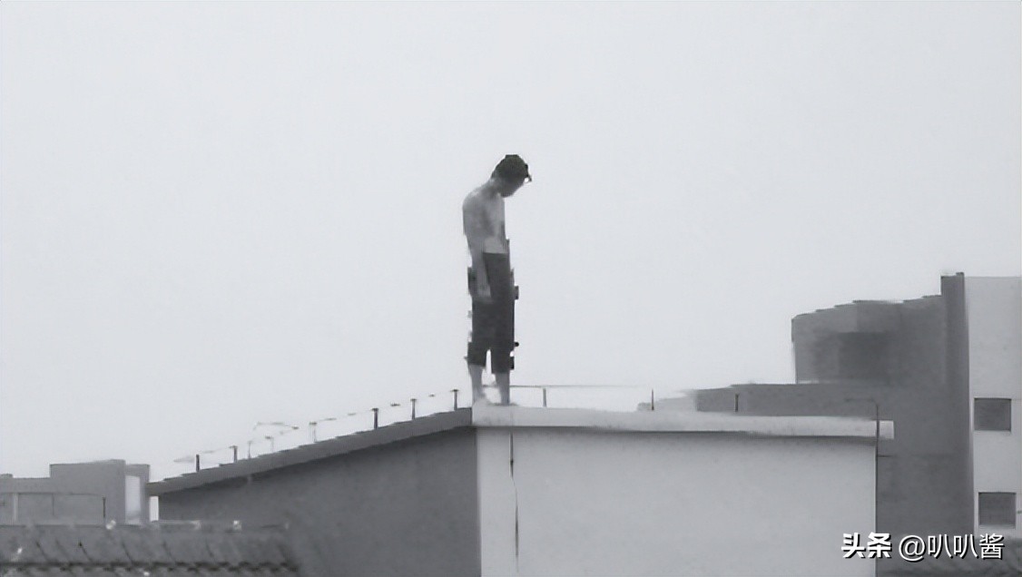 被譽為明日之星!當紅男星「頂樓踱步3小時」墜樓亡 「只留17字遺言」卻救活無數人...