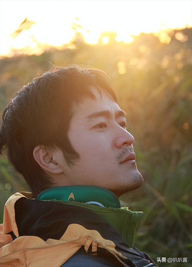 被譽為明日之星!當紅男星「頂樓踱步3小時」墜樓亡 「只留17字遺言」卻救活無數人...