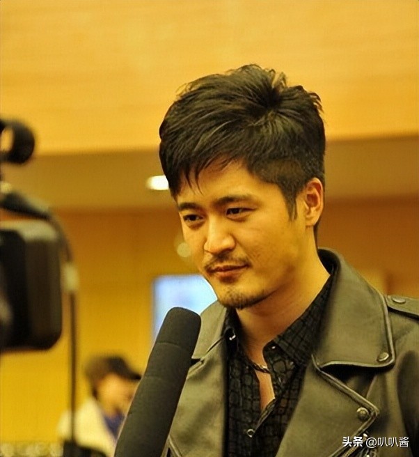 被譽為明日之星!當紅男星「頂樓踱步3小時」墜樓亡 「只留17字遺言」卻救活無數人...