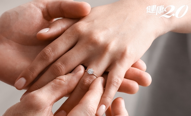 跟老婆一見鍾情！新婚夜我看見「她鎖骨下的紋身」冷汗直流：想離婚了...