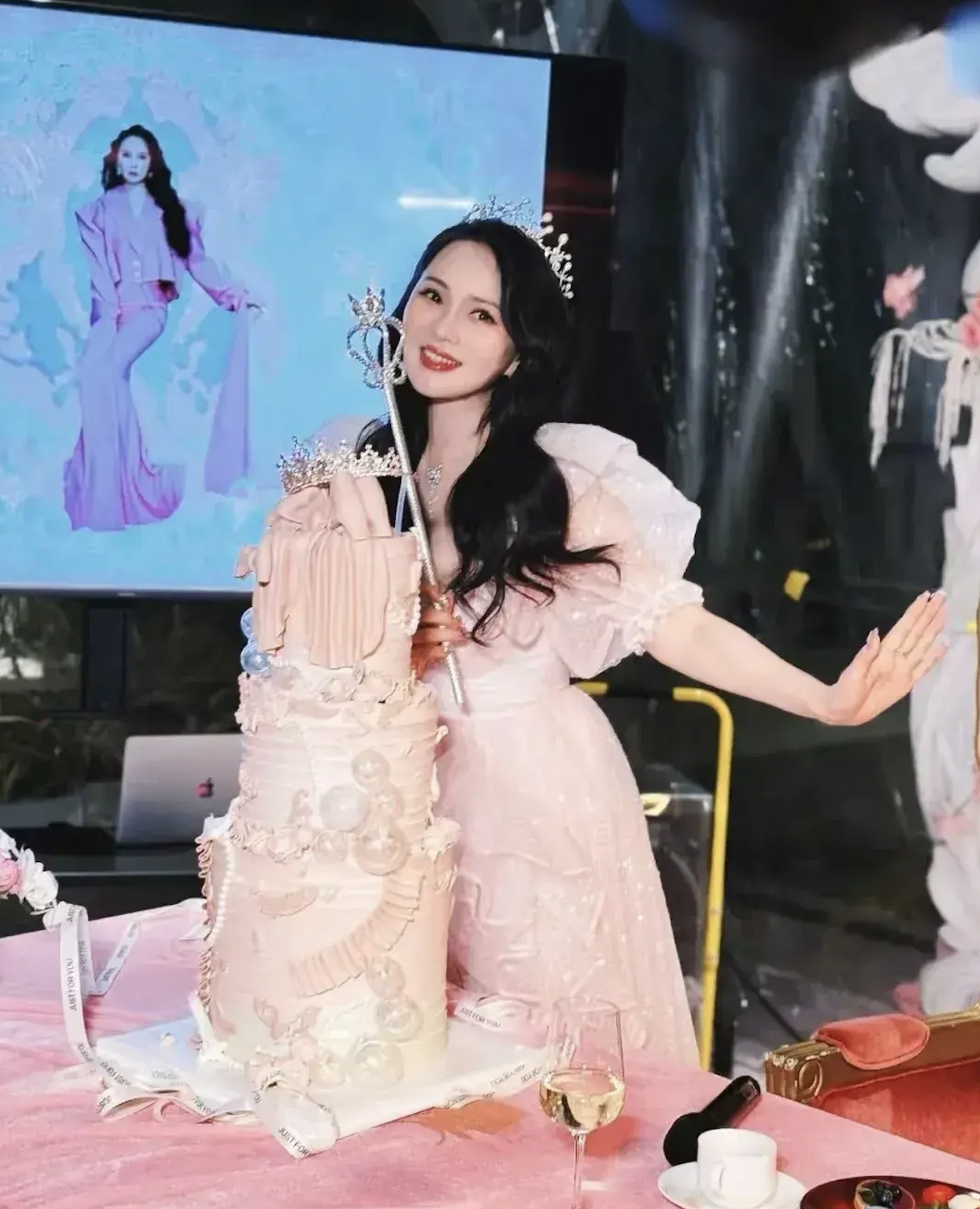 喜迎花甲之年!伊能靜快滿60歲「咬牙鏟肉6公斤」 剪去留10年頭髮「美到變少女」❤️