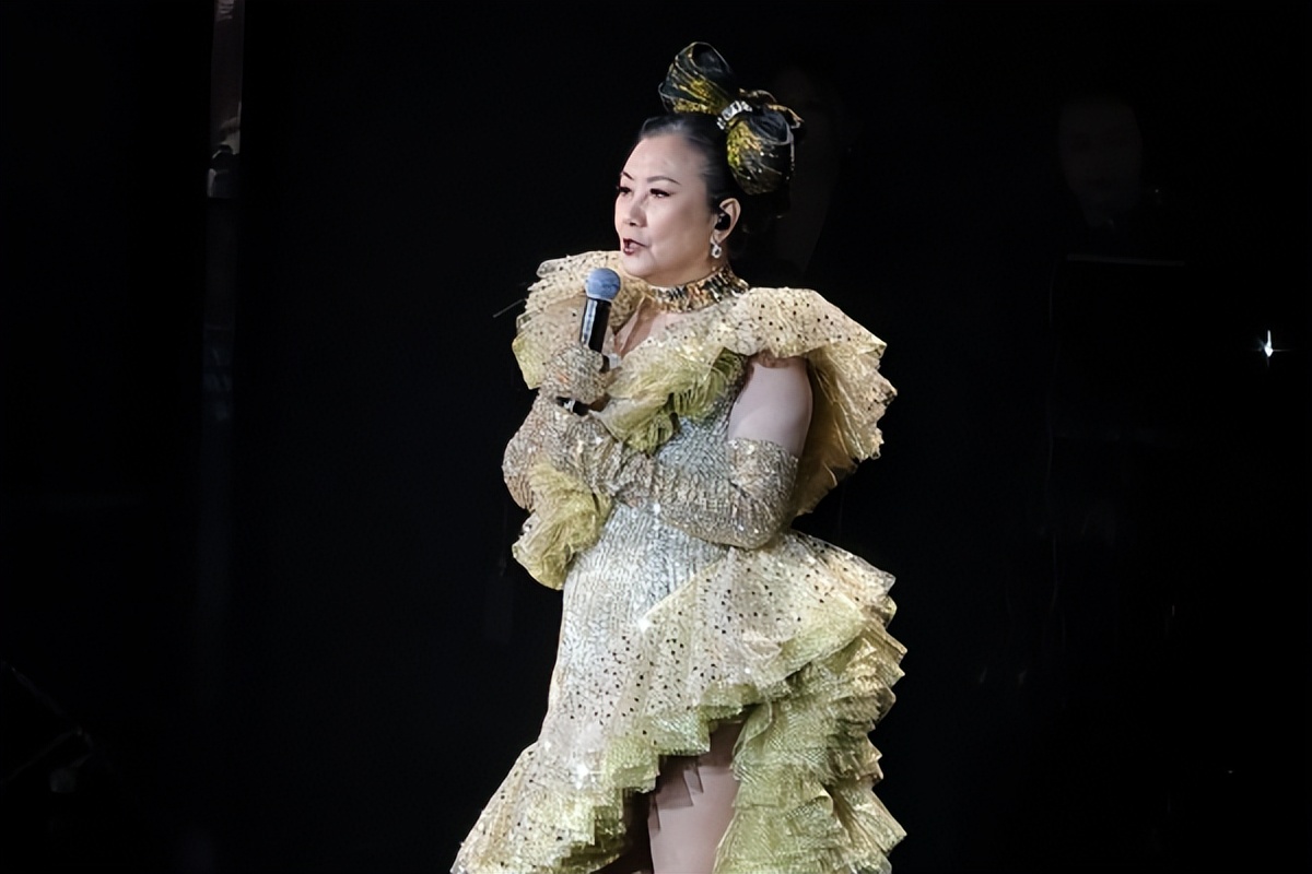一張票要價8000元！78歲資深女星開唱「頂老態頭髮花白」　網一看傻眼「連路都走不穩」　
