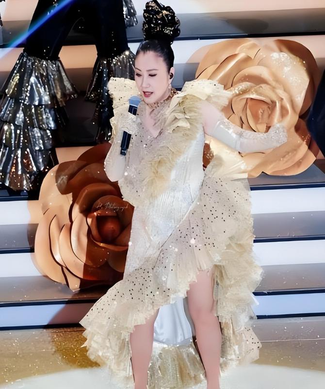 一張票要價8000元！78歲資深女星開唱「頂老態頭髮花白」　網一看傻眼「連路都走不穩」　
