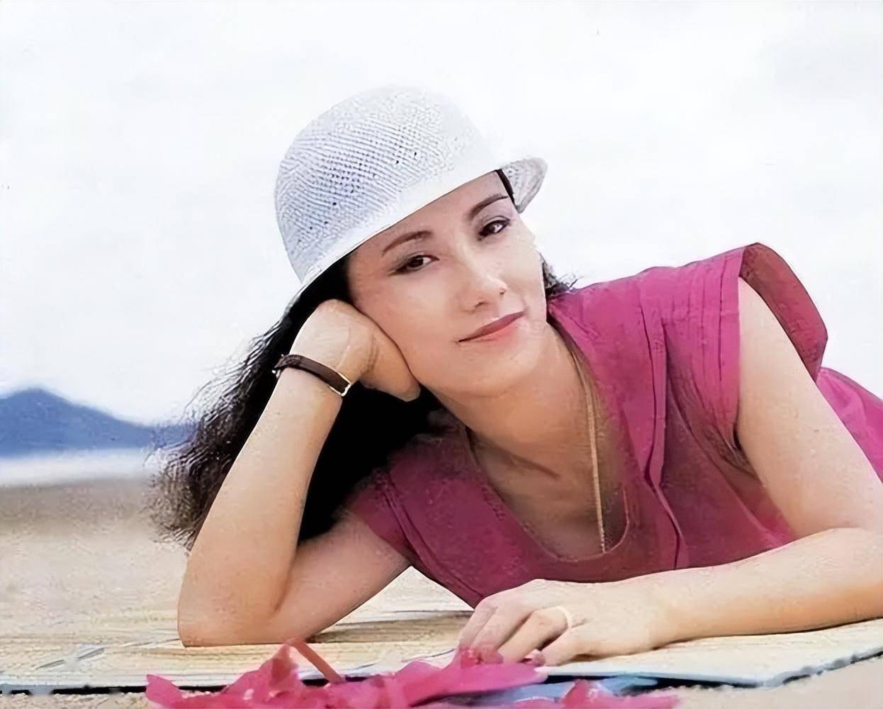 一張票要價8000元！78歲資深女星開唱「頂老態頭髮花白」　網一看傻眼「連路都走不穩」　