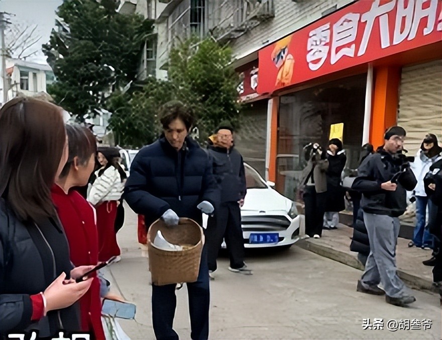 現身鄉下農村!51歲男神被拍「蹲路邊擺攤賣菜」 一抬頭「白髮垮臉遮不住」網傻:像個小老頭