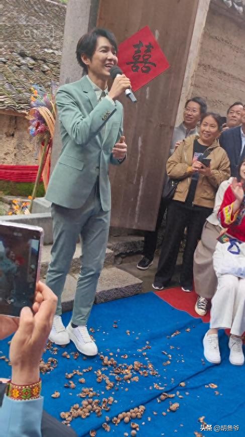 現身鄉下農村!51歲男神被拍「蹲路邊擺攤賣菜」 一抬頭「白髮垮臉遮不住」網傻:像個小老頭