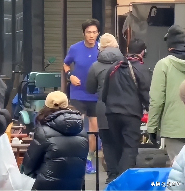 現身鄉下農村!51歲男神被拍「蹲路邊擺攤賣菜」 一抬頭「白髮垮臉遮不住」網傻:像個小老頭