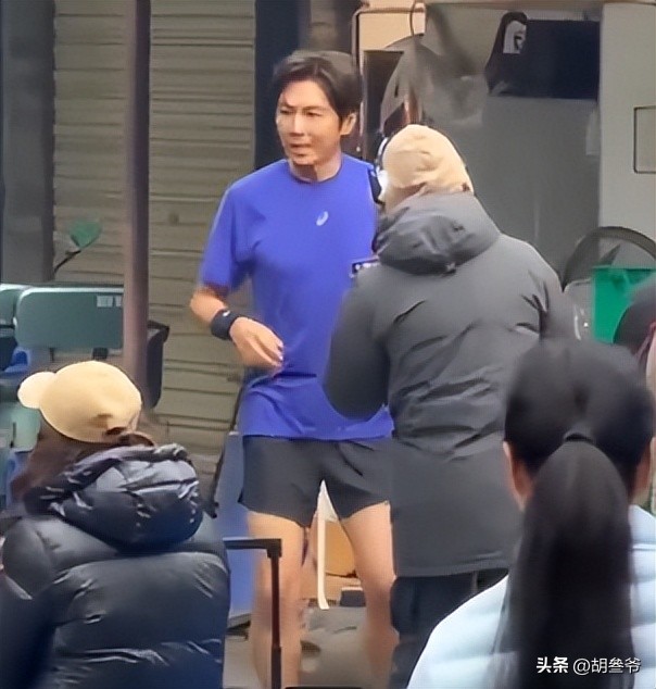 現身鄉下農村!51歲男神被拍「蹲路邊擺攤賣菜」 一抬頭「白髮垮臉遮不住」網傻:像個小老頭