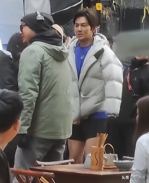 現身鄉下農村!51歲男神被拍「蹲路邊擺攤賣菜」 一抬頭「白髮垮臉遮不住」網傻:像個小老頭