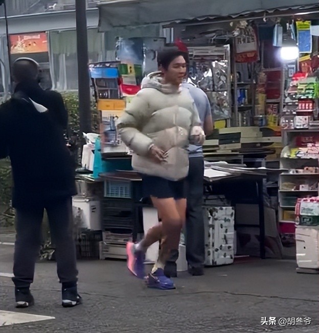 現身鄉下農村!51歲男神被拍「蹲路邊擺攤賣菜」 一抬頭「白髮垮臉遮不住」網傻:像個小老頭