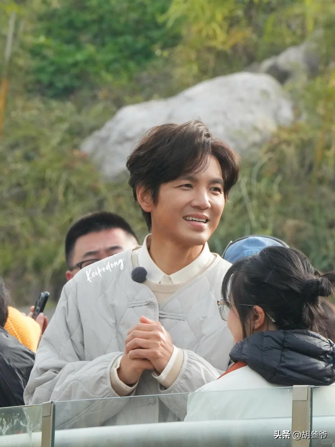 現身鄉下農村!51歲男神被拍「蹲路邊擺攤賣菜」 一抬頭「白髮垮臉遮不住」網傻:像個小老頭