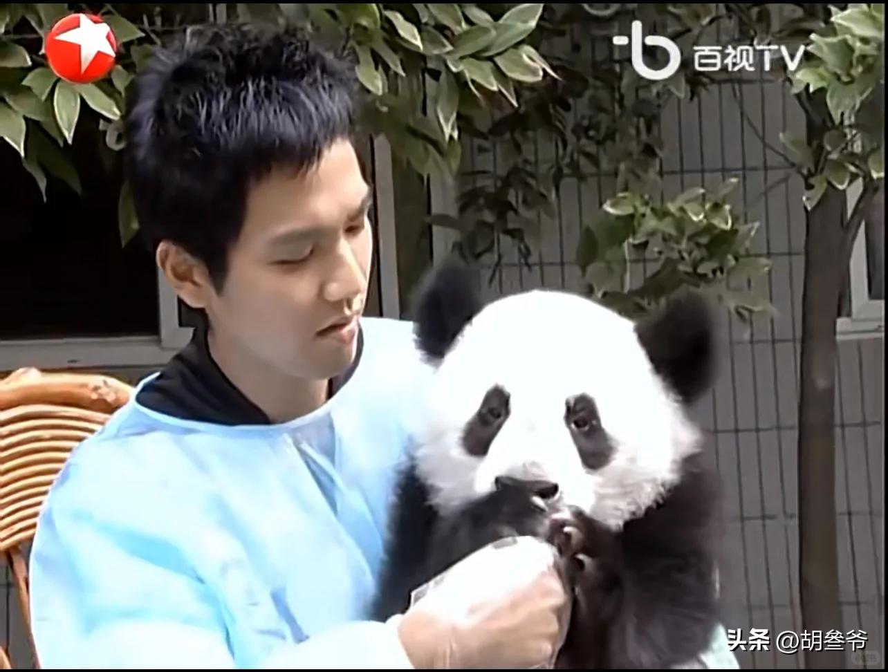 現身鄉下農村!51歲男神被拍「蹲路邊擺攤賣菜」 一抬頭「白髮垮臉遮不住」網傻:像個小老頭