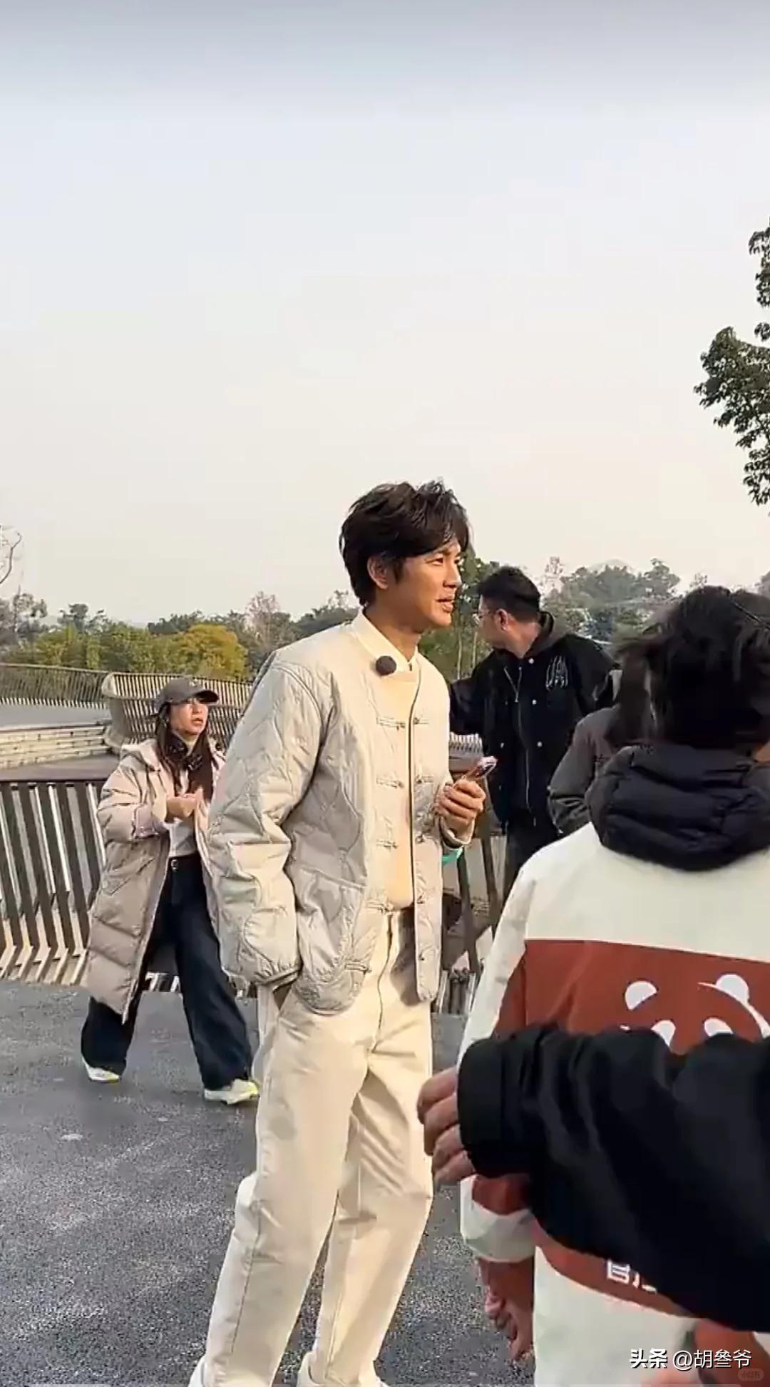 現身鄉下農村!51歲男神被拍「蹲路邊擺攤賣菜」 一抬頭「白髮垮臉遮不住」網傻:像個小老頭