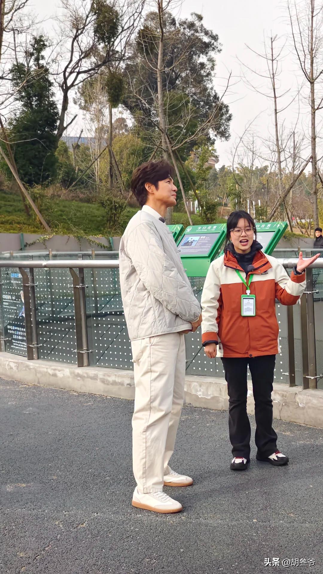 現身鄉下農村!51歲男神被拍「蹲路邊擺攤賣菜」 一抬頭「白髮垮臉遮不住」網傻:像個小老頭