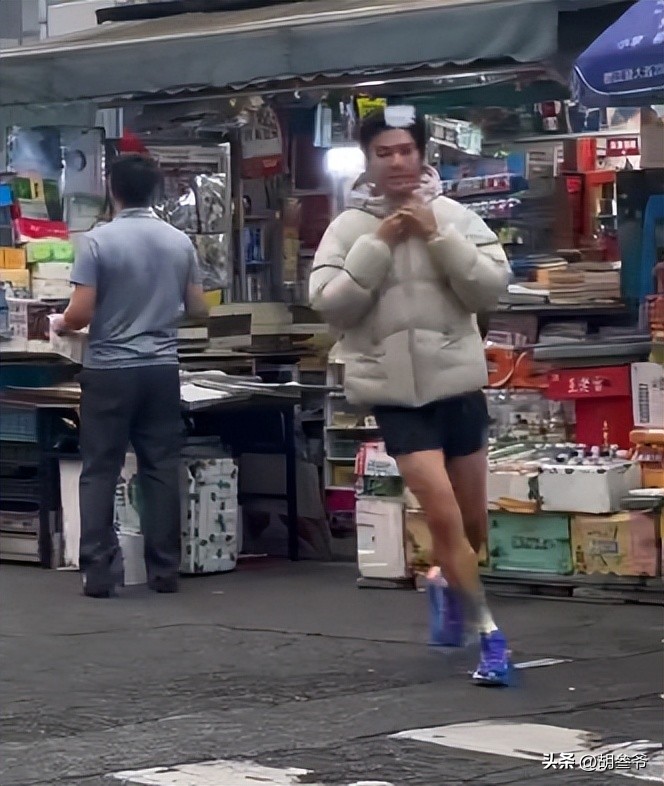 現身鄉下農村!51歲男神被拍「蹲路邊擺攤賣菜」 一抬頭「白髮垮臉遮不住」網傻:像個小老頭