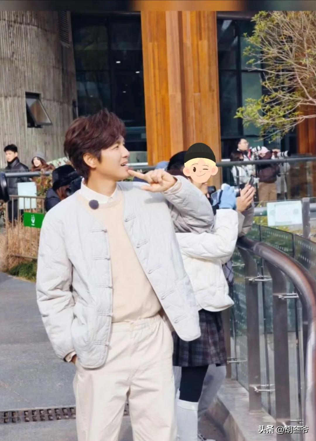 現身鄉下農村!51歲男神被拍「蹲路邊擺攤賣菜」 一抬頭「白髮垮臉遮不住」網傻:像個小老頭