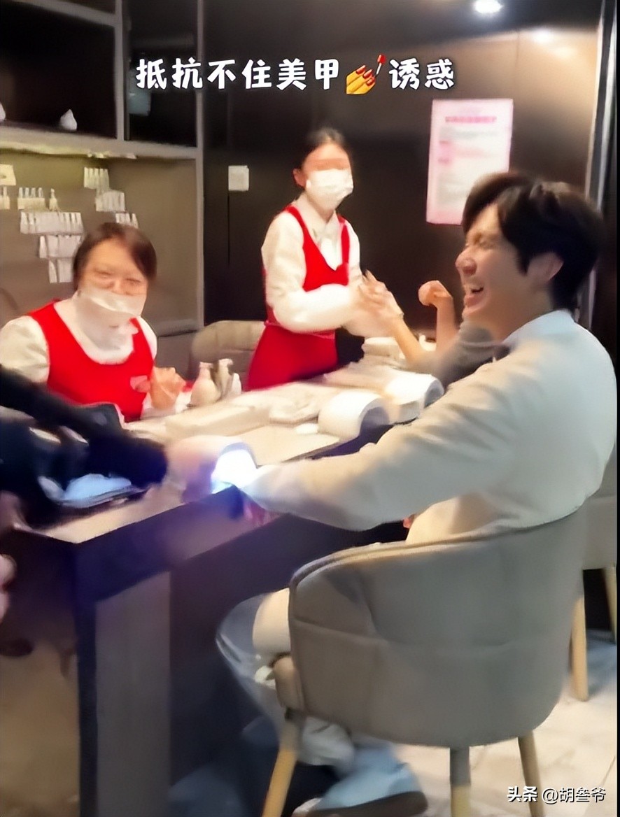 現身鄉下農村!51歲男神被拍「蹲路邊擺攤賣菜」 一抬頭「白髮垮臉遮不住」網傻:像個小老頭