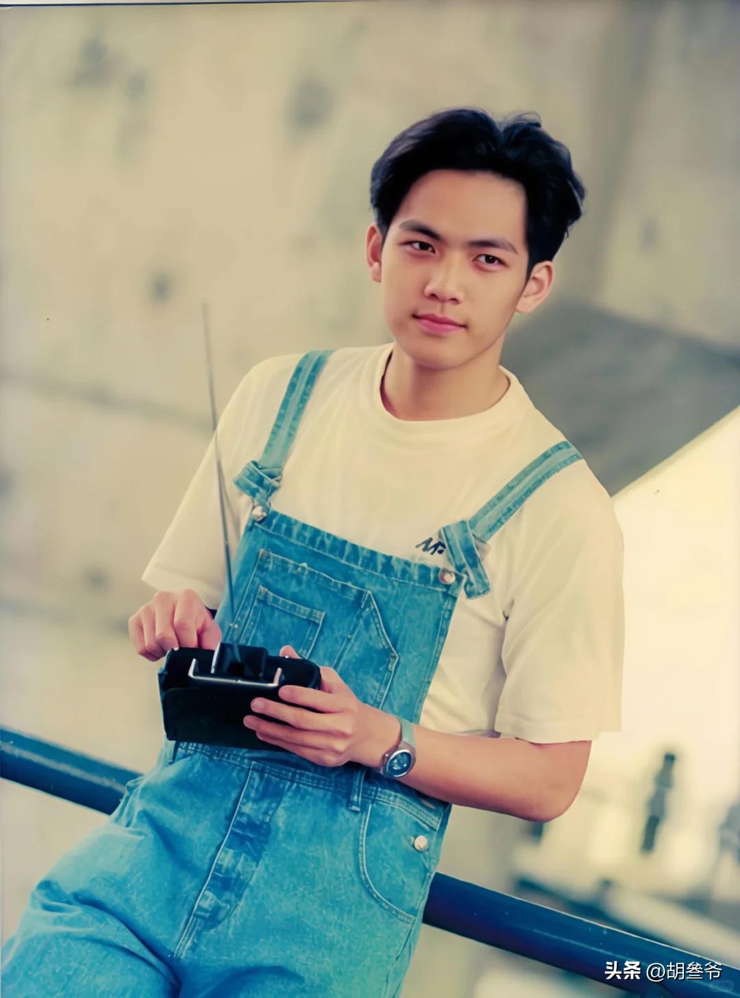 現身鄉下農村!51歲男神被拍「蹲路邊擺攤賣菜」 一抬頭「白髮垮臉遮不住」網傻:像個小老頭