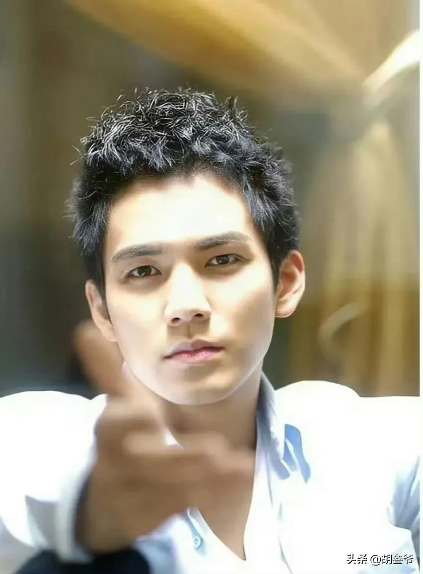 現身鄉下農村!51歲男神被拍「蹲路邊擺攤賣菜」 一抬頭「白髮垮臉遮不住」網傻:像個小老頭