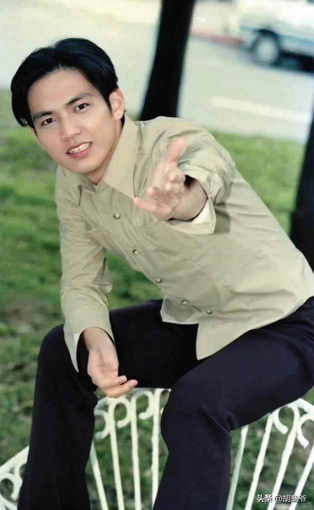 現身鄉下農村!51歲男神被拍「蹲路邊擺攤賣菜」 一抬頭「白髮垮臉遮不住」網傻:像個小老頭