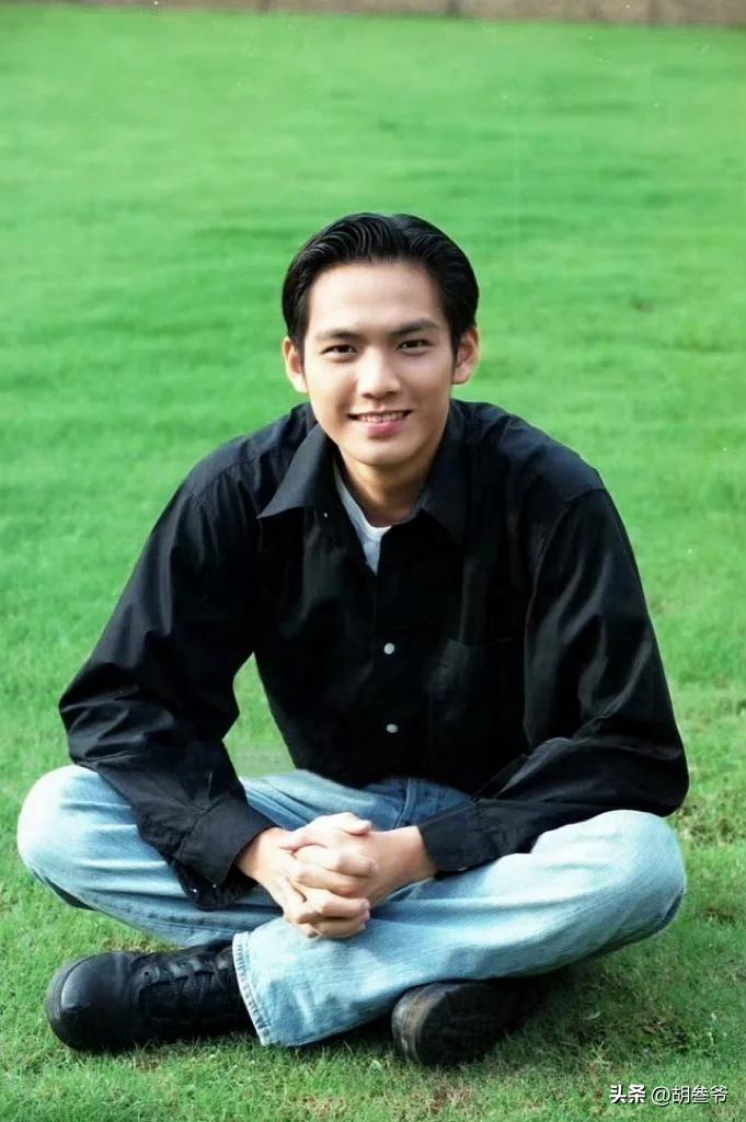 現身鄉下農村!51歲男神被拍「蹲路邊擺攤賣菜」 一抬頭「白髮垮臉遮不住」網傻:像個小老頭