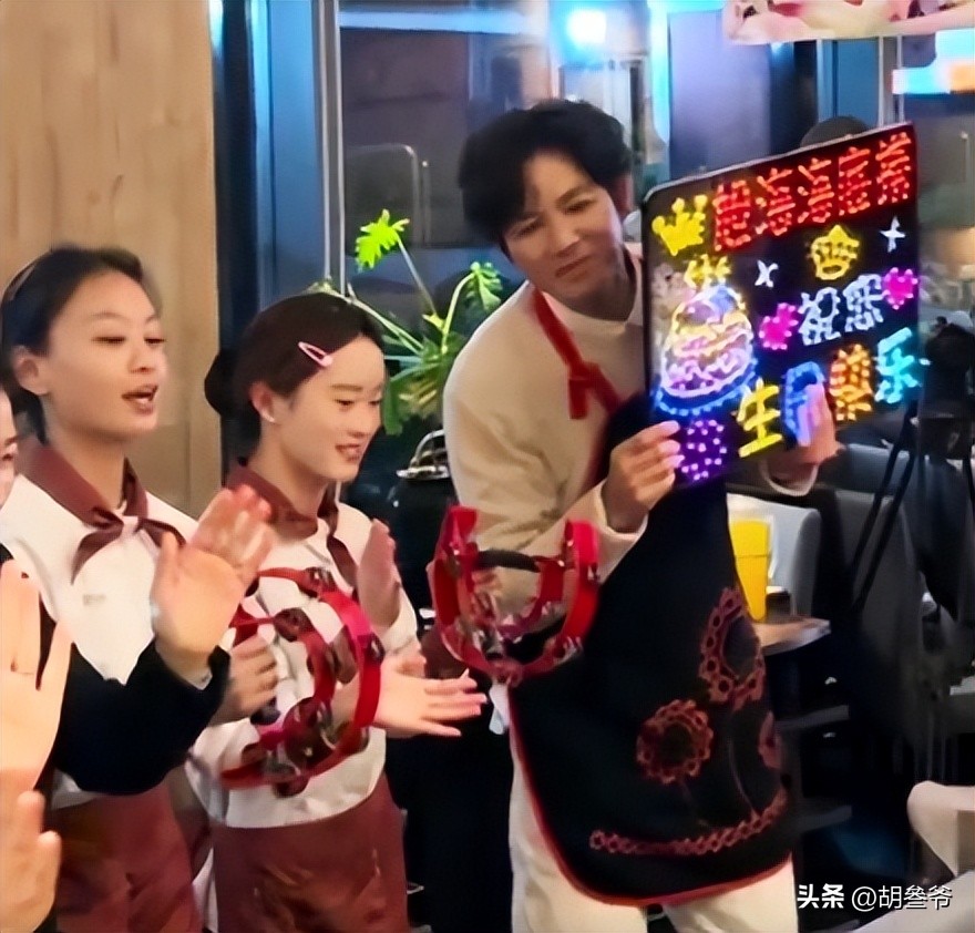 現身鄉下農村!51歲男神被拍「蹲路邊擺攤賣菜」 一抬頭「白髮垮臉遮不住」網傻:像個小老頭