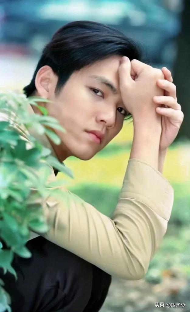 現身鄉下農村!51歲男神被拍「蹲路邊擺攤賣菜」 一抬頭「白髮垮臉遮不住」網傻:像個小老頭