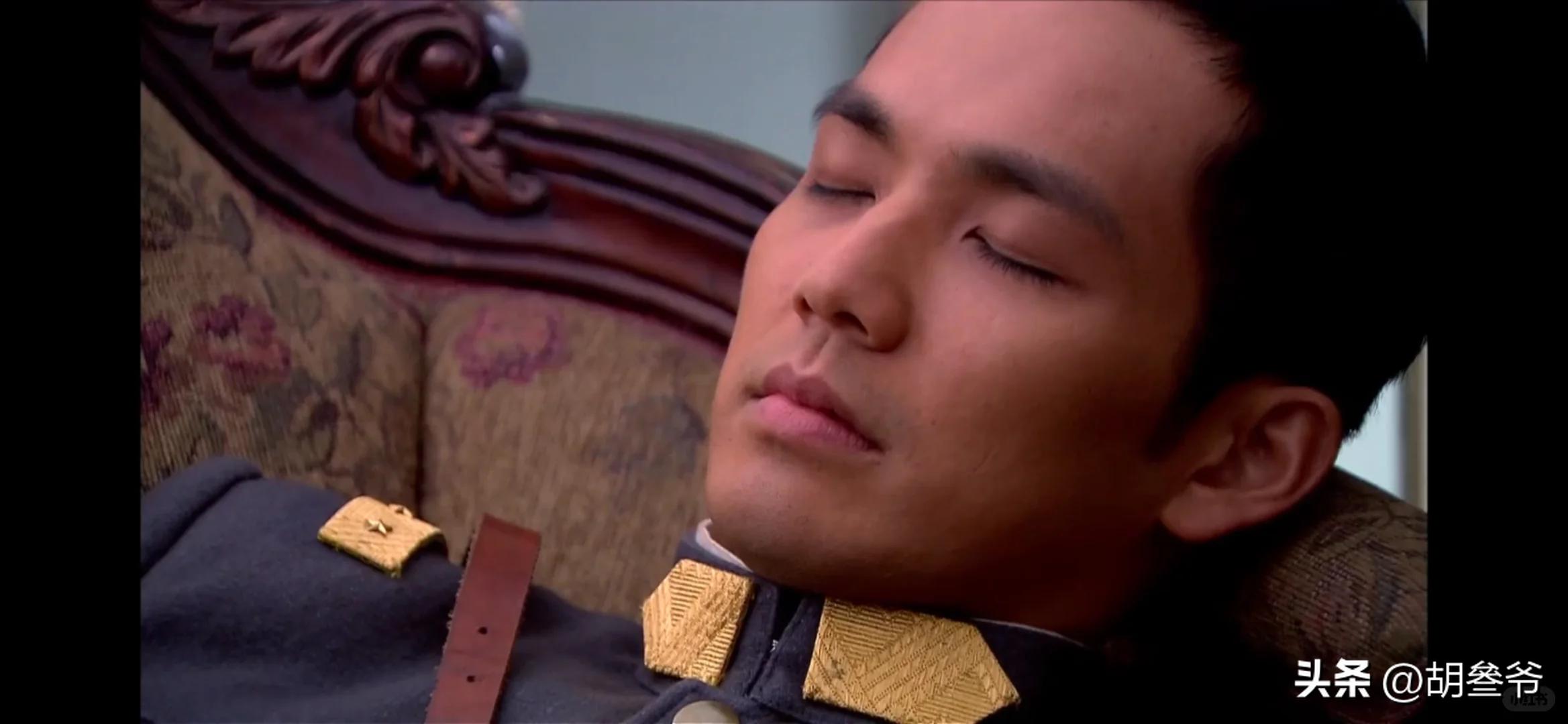 現身鄉下農村!51歲男神被拍「蹲路邊擺攤賣菜」 一抬頭「白髮垮臉遮不住」網傻:像個小老頭