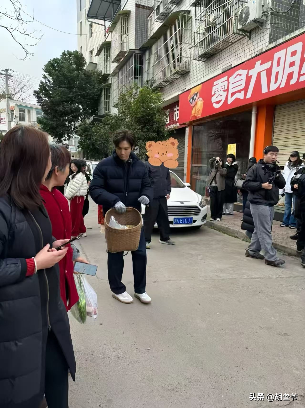 現身鄉下農村!51歲男神被拍「蹲路邊擺攤賣菜」 一抬頭「白髮垮臉遮不住」網傻:像個小老頭