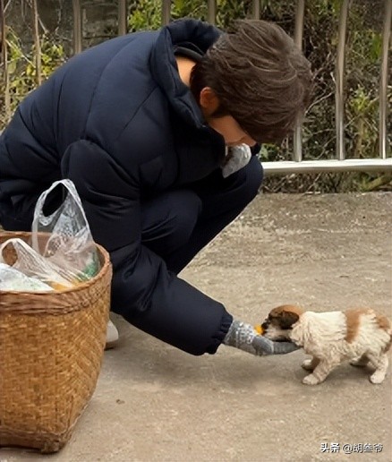 現身鄉下農村!51歲男神被拍「蹲路邊擺攤賣菜」 一抬頭「白髮垮臉遮不住」網傻:像個小老頭